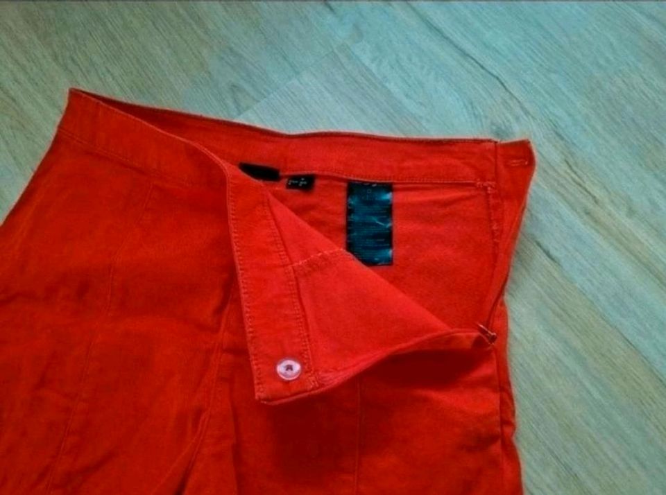 Sommerliche rote Shorts NEU Größe 36 in Laupheim