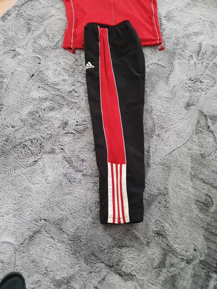 Trainingsanzug ADIDAS GR. 176 guter Zustand original in Berlin