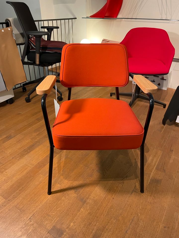 Vitra Fauteuil Direction Ausstellung in Nürnberg (Mittelfr)