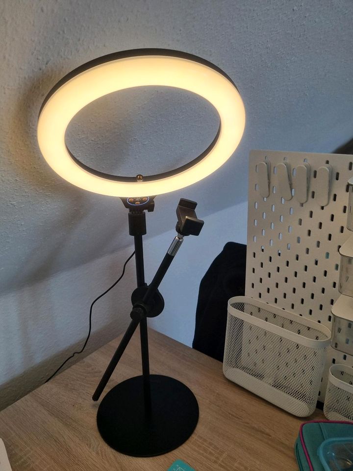 LED Tischlampe mit Handyhalterung in Diedorf