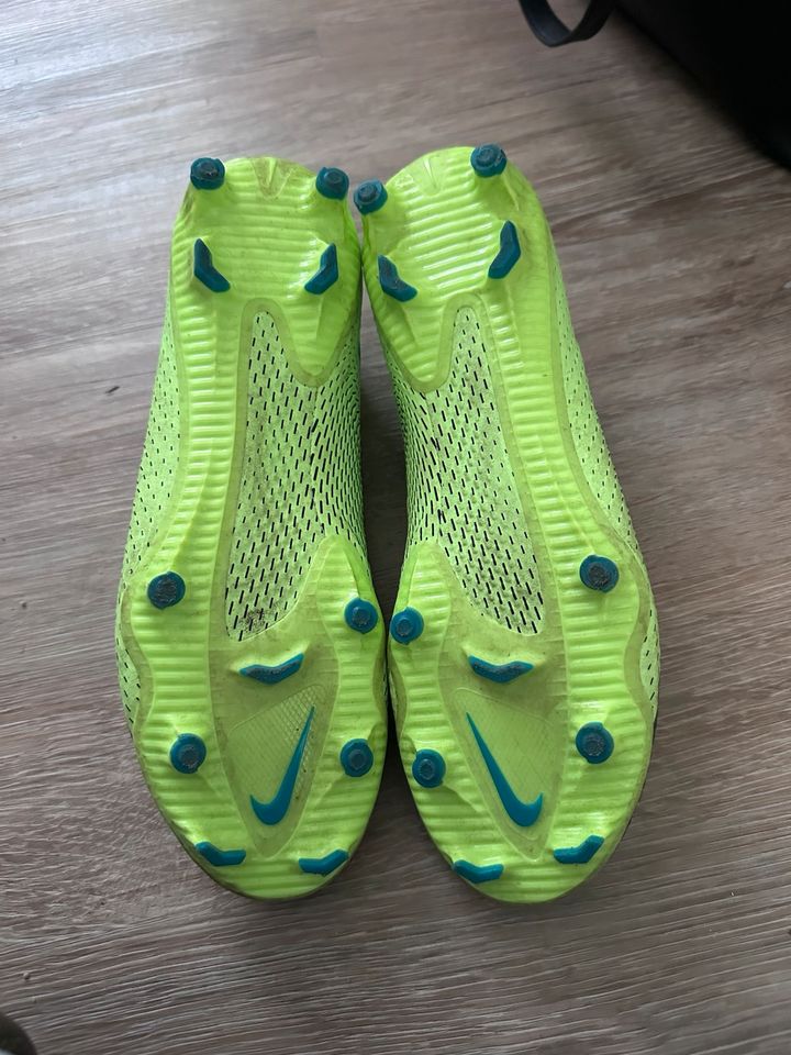 Nike Fußball Schuhe in Hambühren
