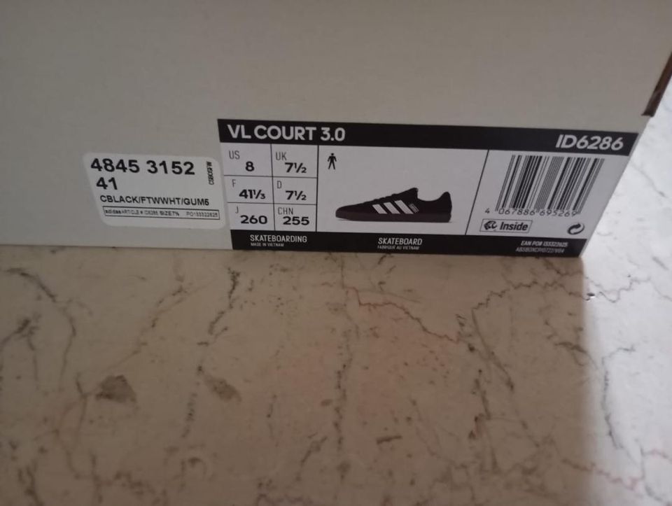 Adidas Schuhe neuwertig schwarz 41,5 inklusive Versand in Rödinghausen