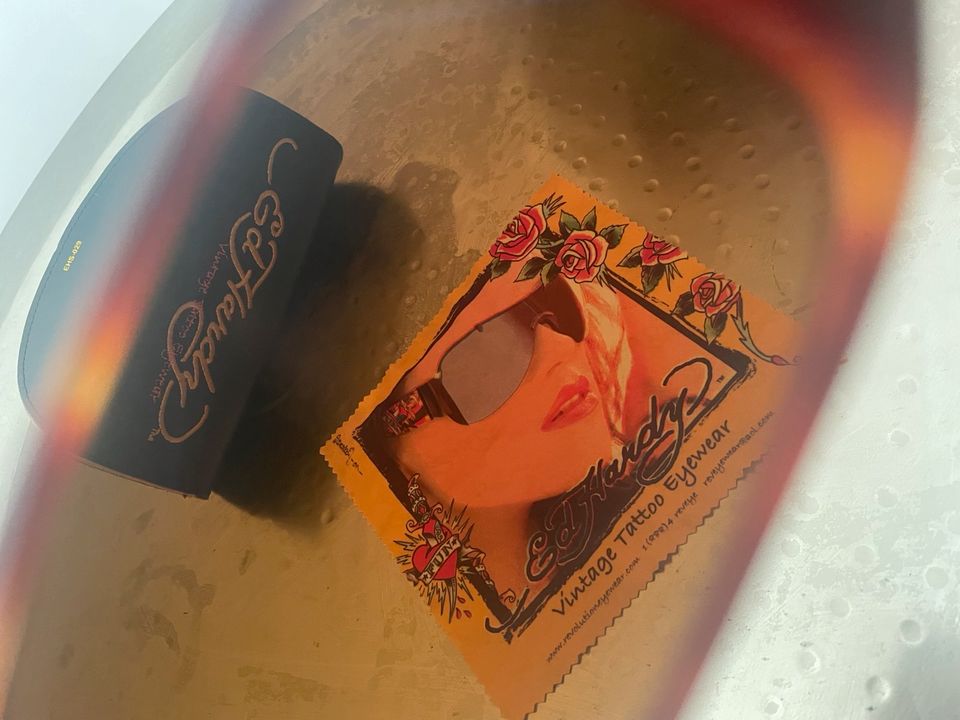 Eckige Ed Hardy Sonnenbrille mit Blumen und Meerjungfrauen y2k in Berlin