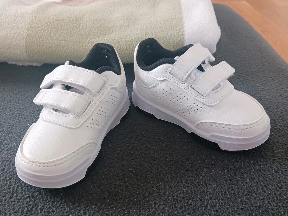 ADIDAS KINDER-TURNSCHUHE IN GRÖßE 5,5/ 20,5! NEU!!! in Vilshofen an der Donau