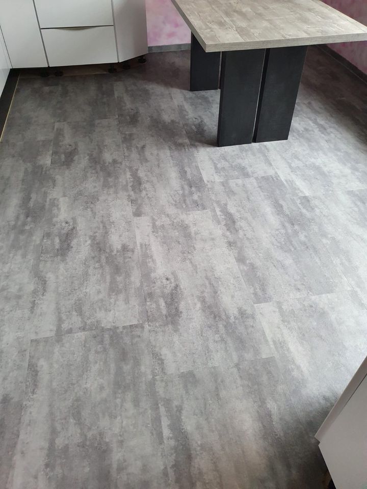 Klick - Vinylboden Maxi Fliese Beton dunkel 47 x 94 cm + Dämmung in Hilden