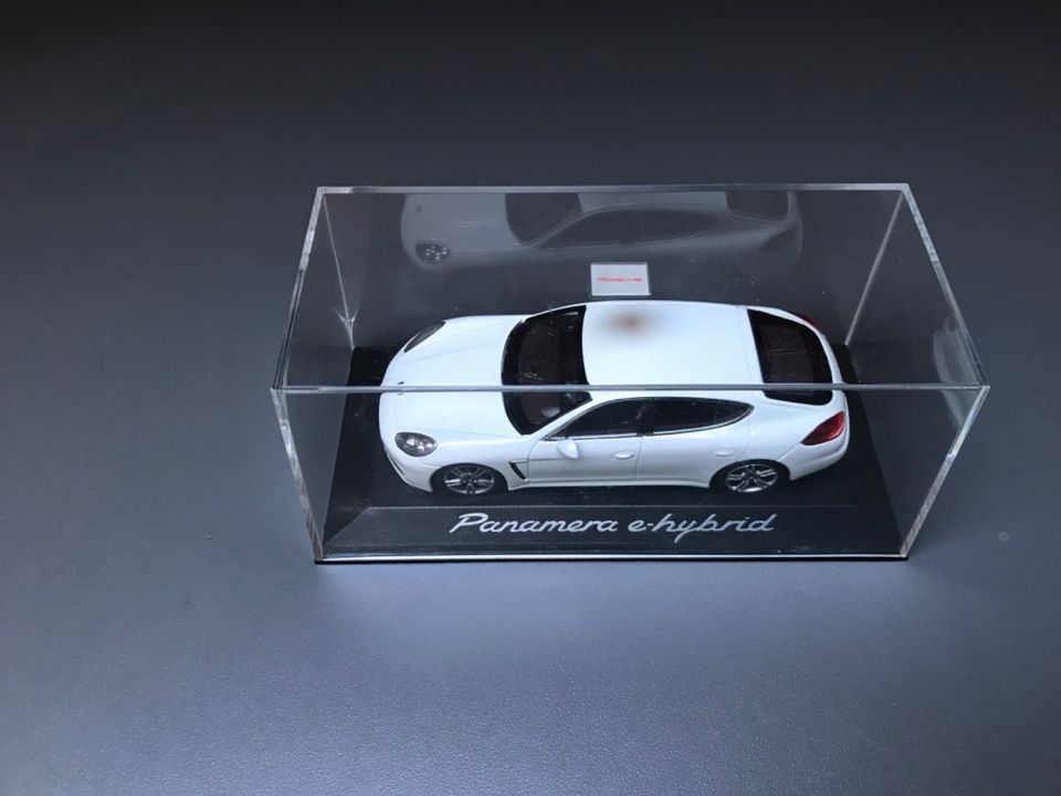 Minichamps Porsche Panamera in Oberriexingen