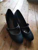 Schöne Pumps von Clarks mit Riemen Gr. 7 (40) Nordrhein-Westfalen - Frechen Vorschau