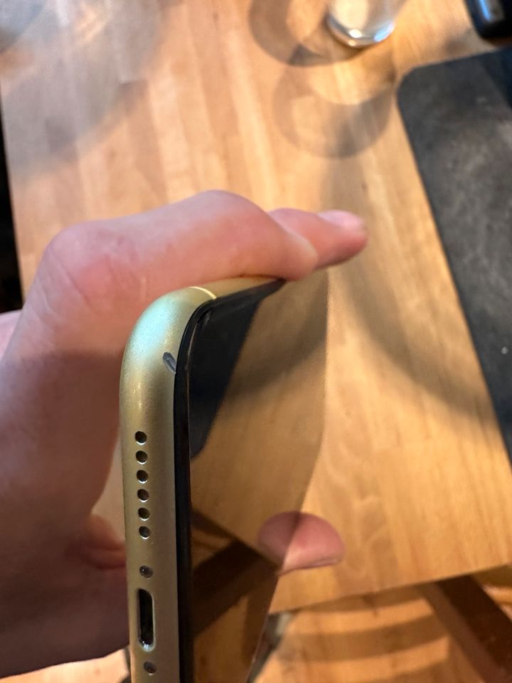 iPhone 11 64 GB in Gelb in Kerpen