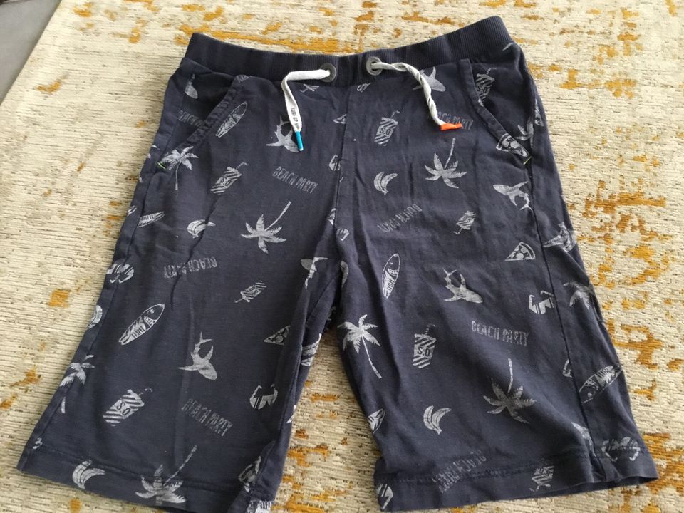 Kurze Hosen Gr 128 Shorts Gr 128 Adidas sehr gut erhalten in Schwabmünchen