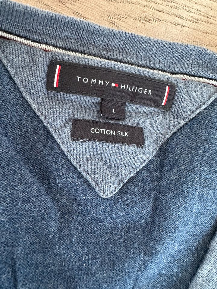 Tommy Hilfiger Pullover blau V-Ausschnitt L in Bötzingen