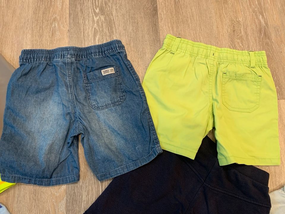 Sommerpaket Junge Gr. 98/104 kurze Hosen, UV-Schwimmshirt + Hose in Wenden