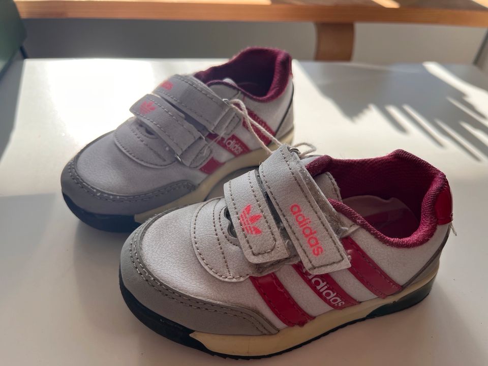 Adidas kinderschuhe 23 in Heroldstatt