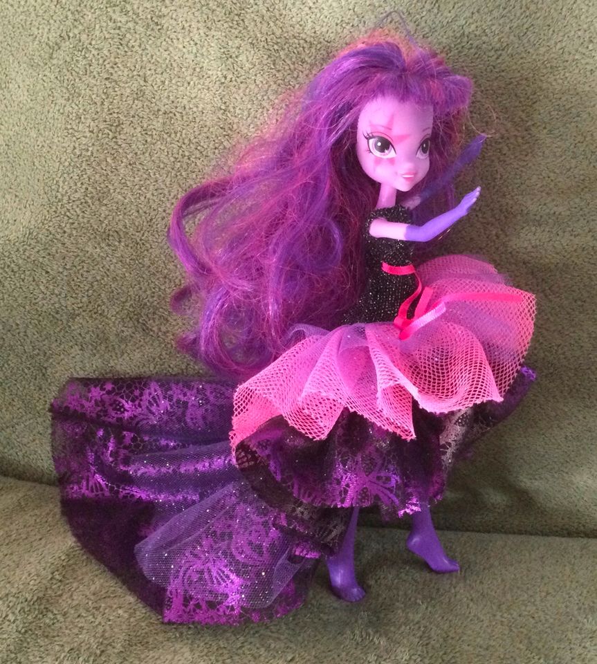 Hasbro Puppe 2013 lila violett mit Kleid + Schuh in Diez