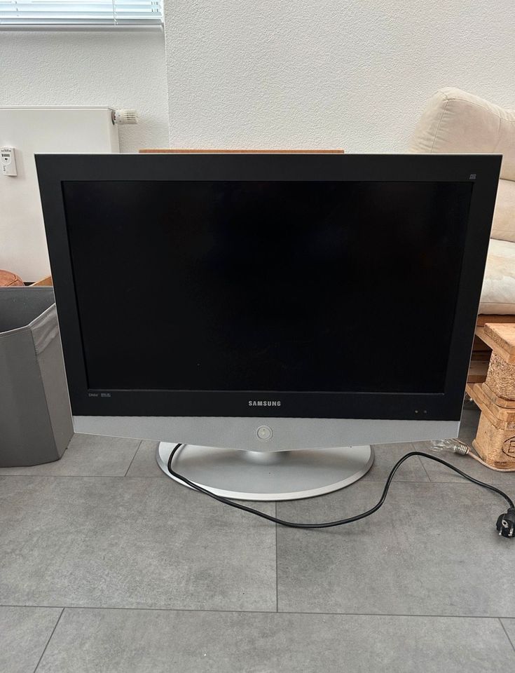 Samsung Fernseher 32 Zoll TV HDMI in Herbolzheim