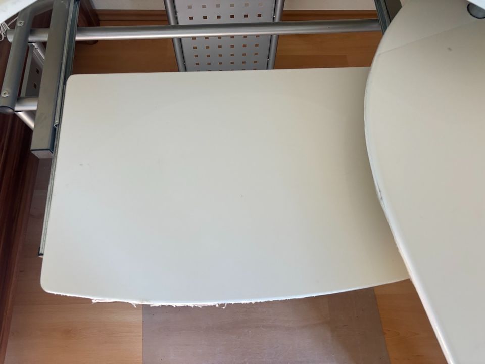 Schreibtisch weiß schwingbar , gut Zustand in Bad Homburg