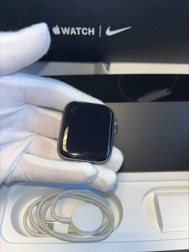 Apple Watch Series 5 GPS + Cellular, 44mm, Akku über 80% in Berlin