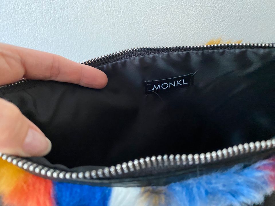 Monki- Fake Fur Clutch in Berlin