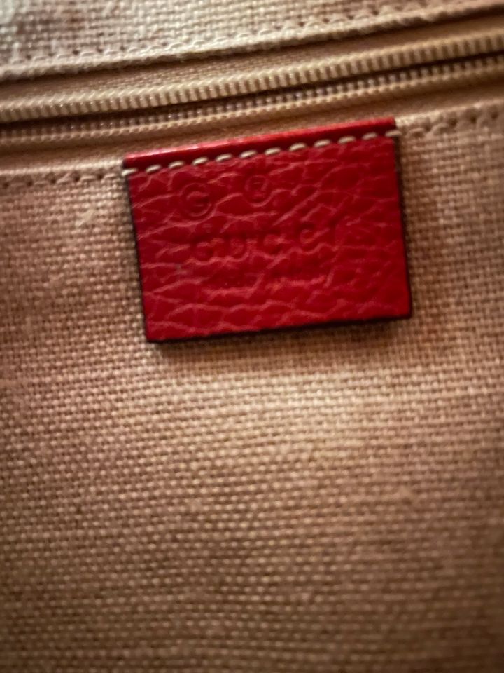 Gucci Interlocking Rot Handtasche Leder neuwertig in Ingolstadt