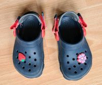 Crocs navy blau Gr. 22/23 mit Jibbitz Anstecker Blume/Erdbeere Baden-Württemberg - Kressbronn am Bodensee Vorschau