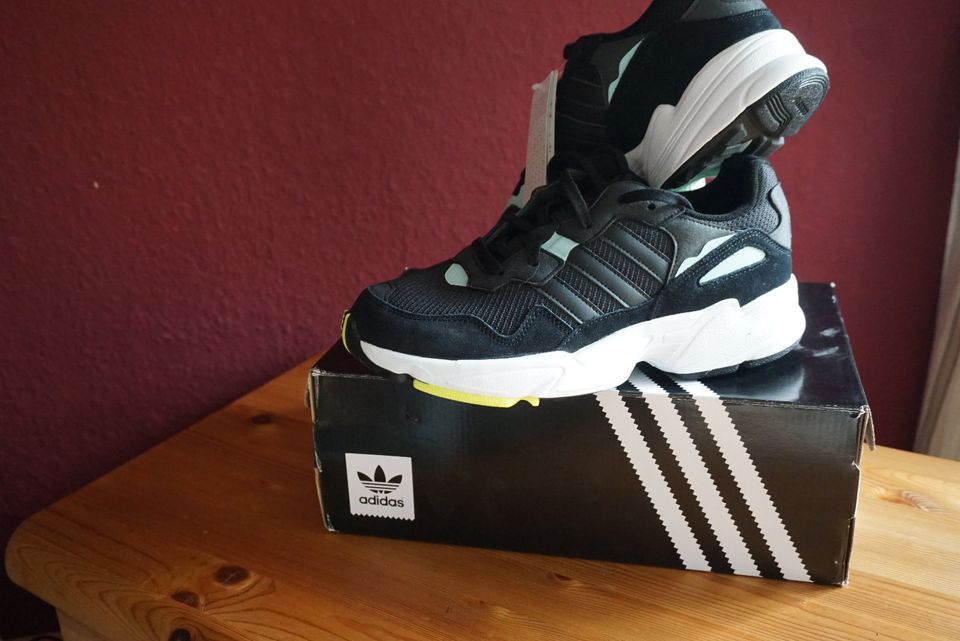 Neu Adidas Schuhe Originals OVP, Gr 39,5 Sportschuhe in Berlin