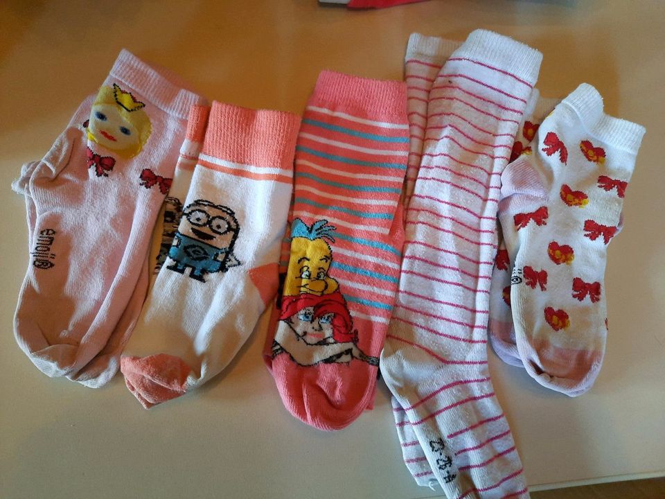 Set: Socken Strümpfe Mädchen Disney, emoji, Minion, Arielle Gr 30 in Kirchendemenreuth