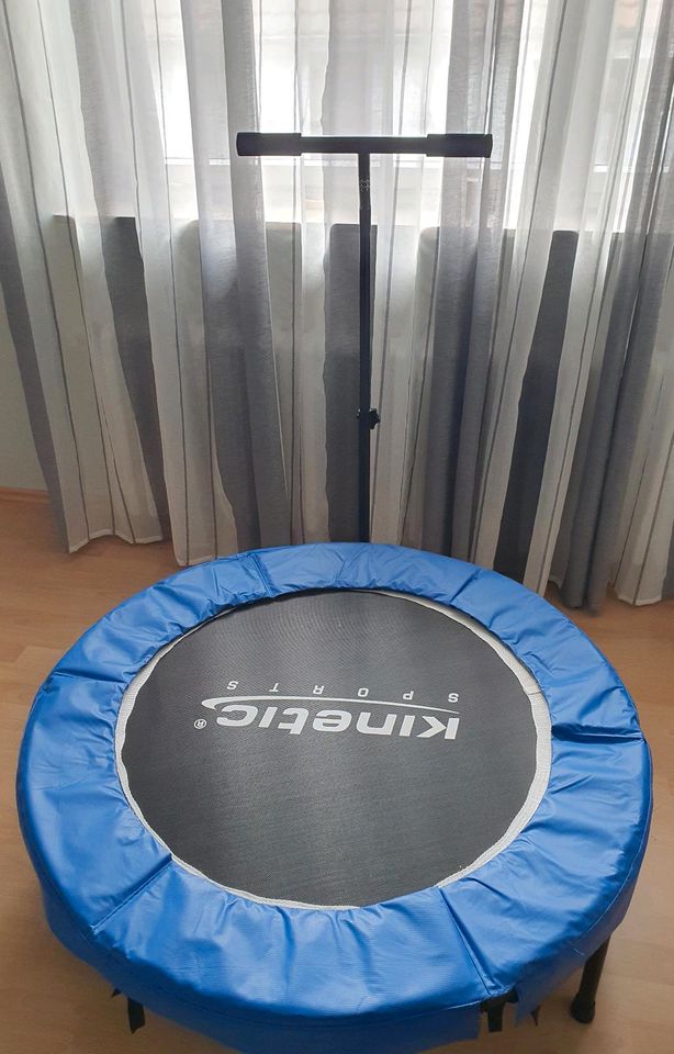 Kinetic Sports Trampolin mit Haltestange in Lörzweiler