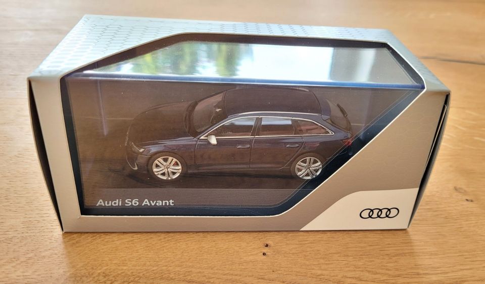 Audi collection 5011816231 Audi S6 Avant 1:43 Navarrablau : : Auto  & Motorrad