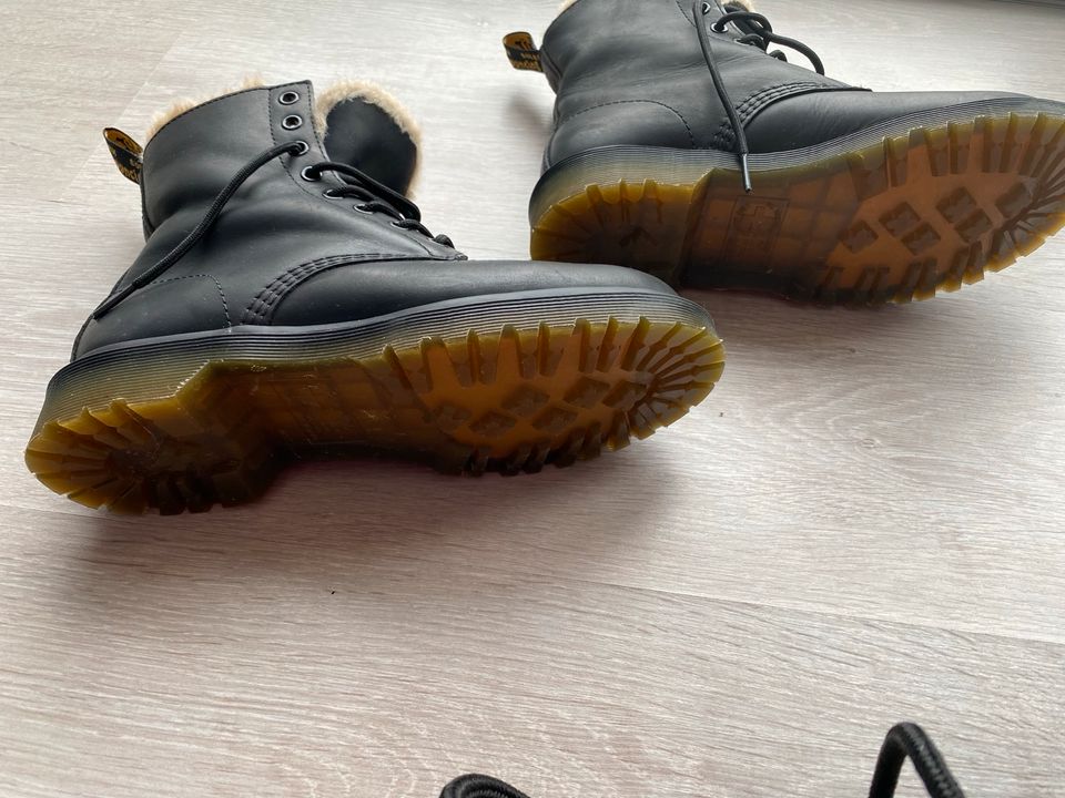 1460 Serena Dr Martens Stiefel gefüttert Größe 38 in Runkel