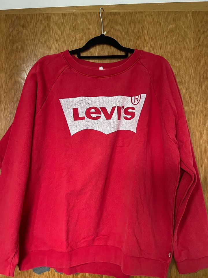 Rotes Levi’s Sweatshirt in Kirchdorf