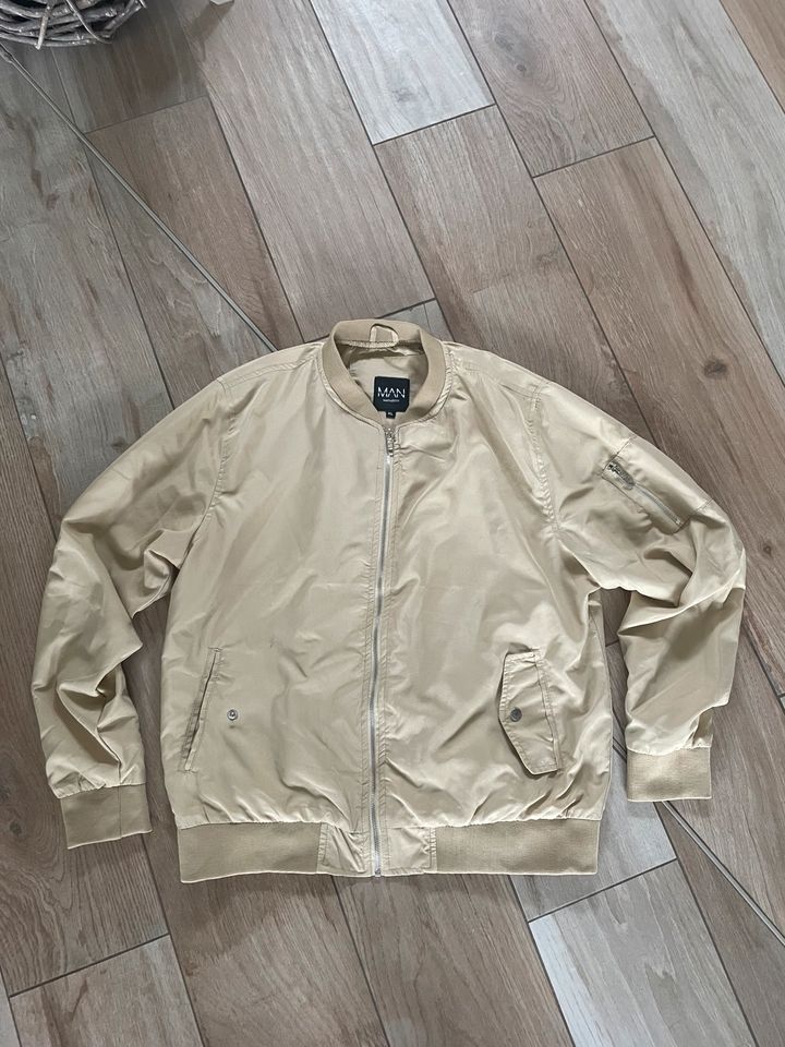 Blouson boohoo MAN cremé beige Gr. XL Bomberjacke in Boostedt