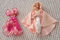 Barbie aus 90er Jahre mit 2 Kleidern + 1 Umhang Mattel Schleswig-Holstein - Kiel Vorschau