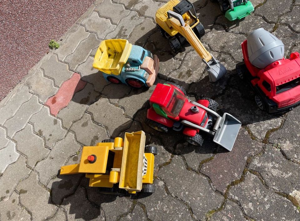 Spielzeug, Fahrzeuge draußen, LKW, Aufsitzbagger, Sandkipper in Schorfheide