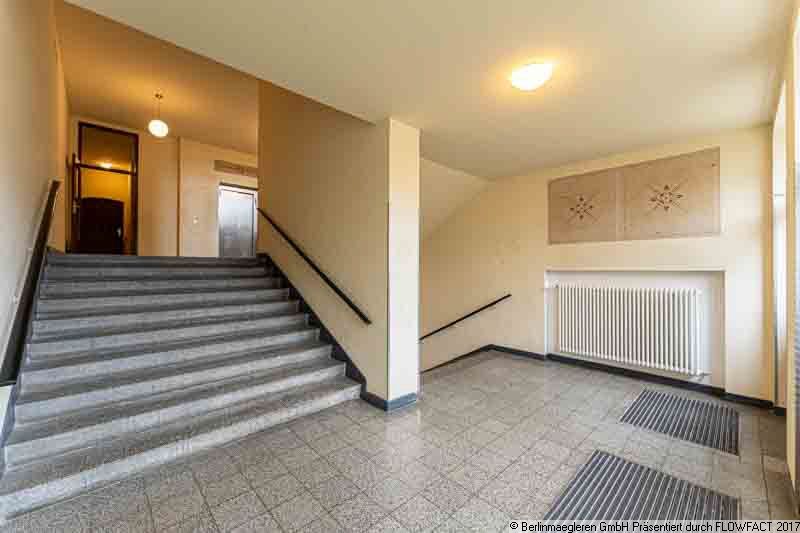 Ready-to-occupy: 2-room flat with balcony and car parking space in Berlin