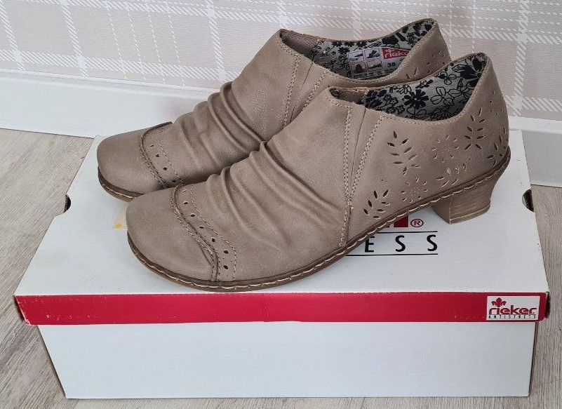 Rieker Damen Trotteur Halbschuhe Slipper taupe Größe 38 in Schwabhausen