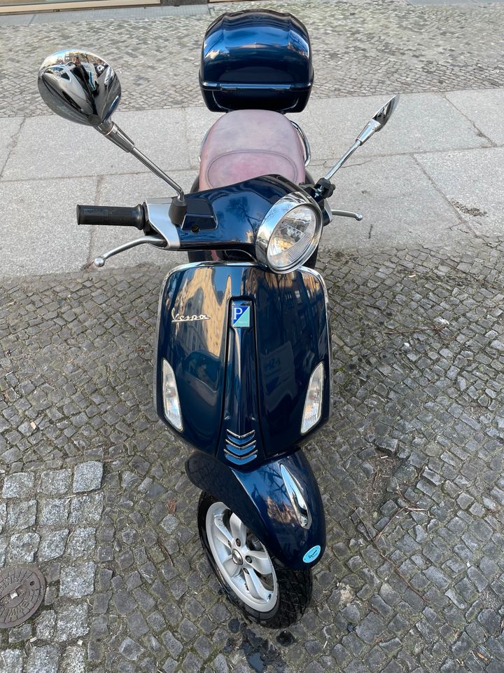 Vespa Primavera 50. 2 T dunkelblau in Berlin