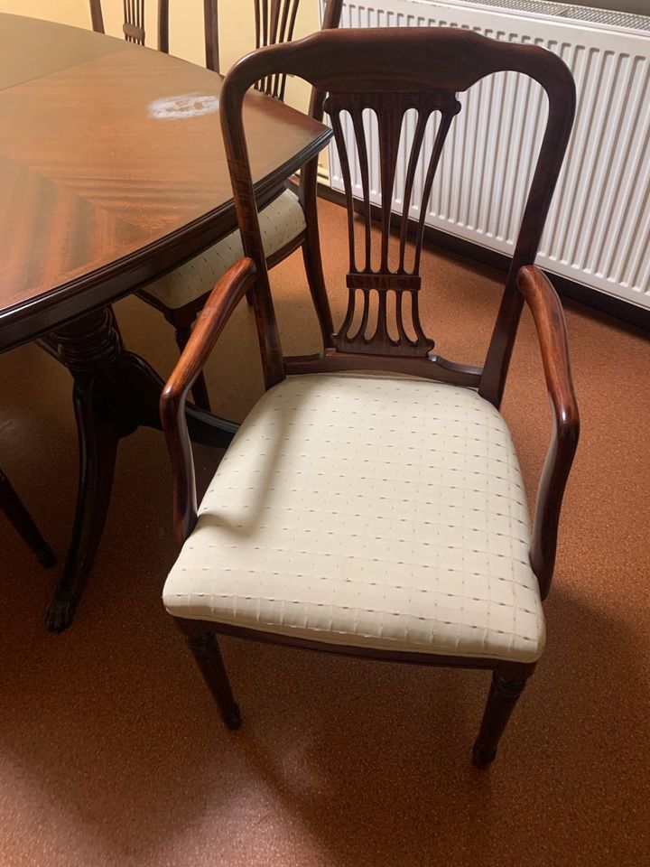 Tisch mit 6 Stühlen in Aurich
