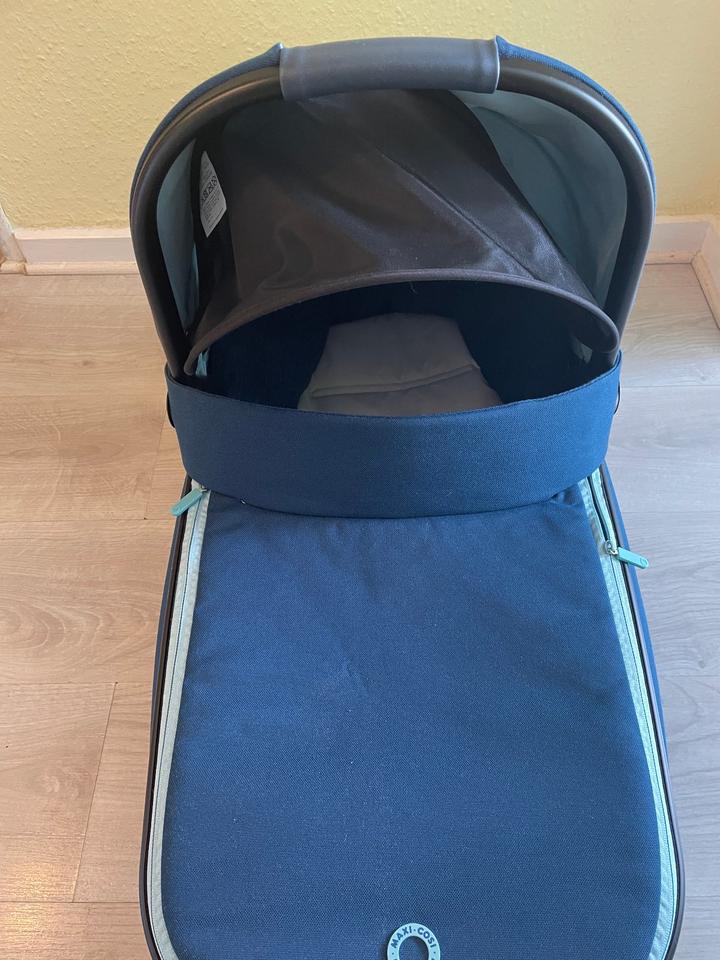 Blauer Kinderwagen Maxi-Cosi + Babywanne auch in Blau in Neuss