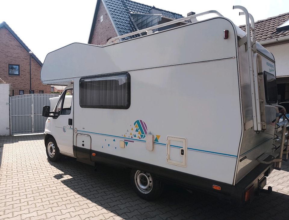 Wohnmobil Camper mit Vorzelt Markise und TV Anlage in Düren