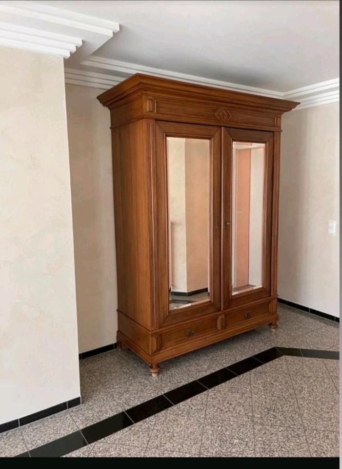 Alter Jugendstil Schrank Kleiderschrank Restauriert Antik in Göttingen