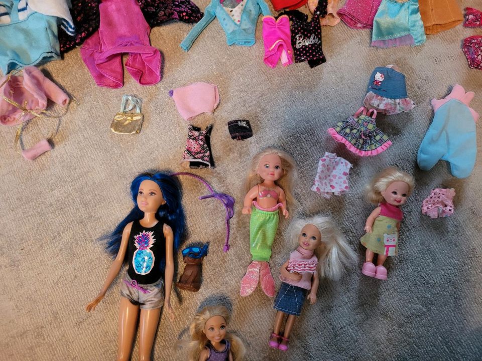 Barbie Villa mit viel Zubehör und Puppen in Heitersheim