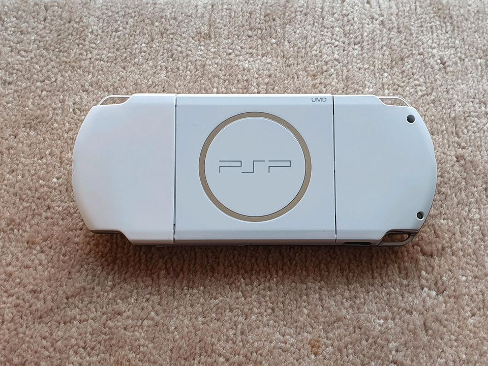 PSP 3004 weiß mit 26 Spielen+32GB Speicherkarte+Ladekabel in Ludwigsburg