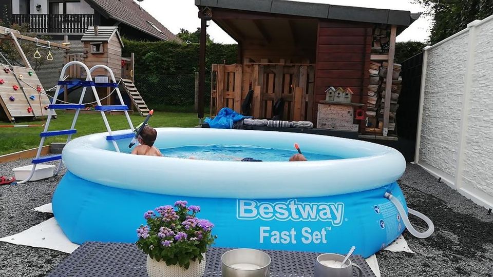 Bestway Pool Swimmingpool mit Treppe Kinder planschen in Hürtgenwald