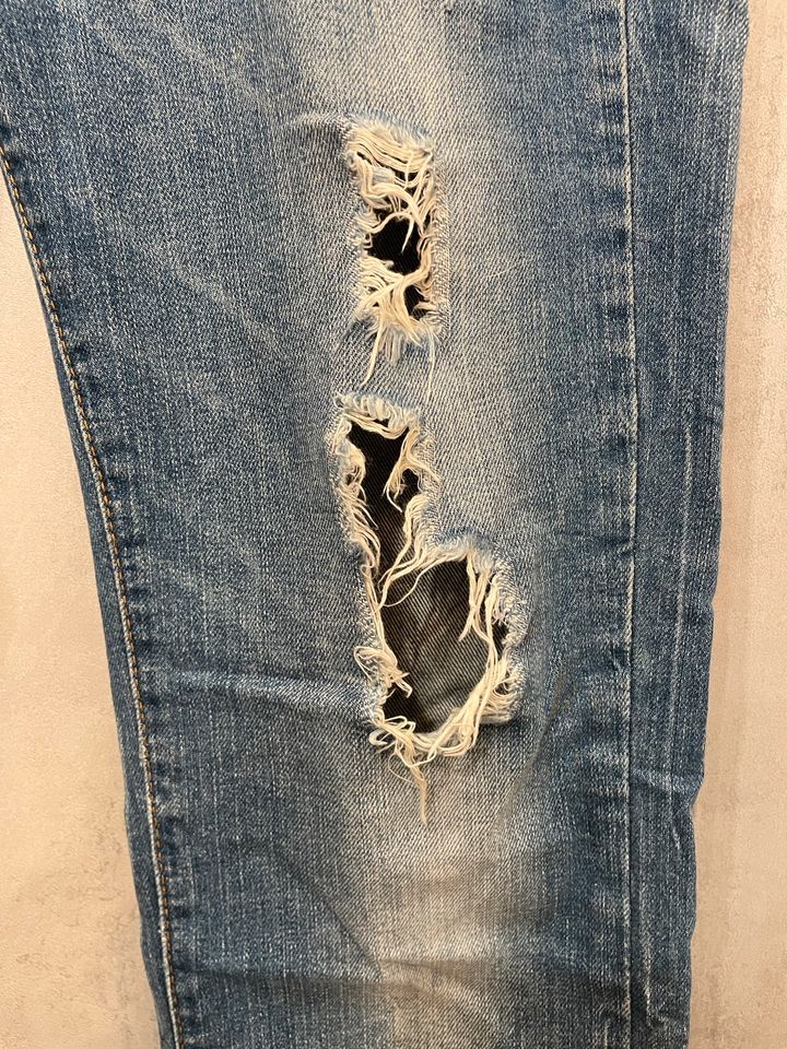 Zara Jeanshose W32 M/L Blau used destroyed ripped denim boho h&m in Saarlouis