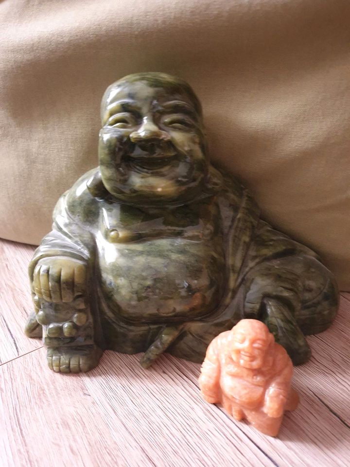 Buddha Serpentin-Edelstein - groß,  3,5 kg, sitzend Glücksbuddha in Wehringen