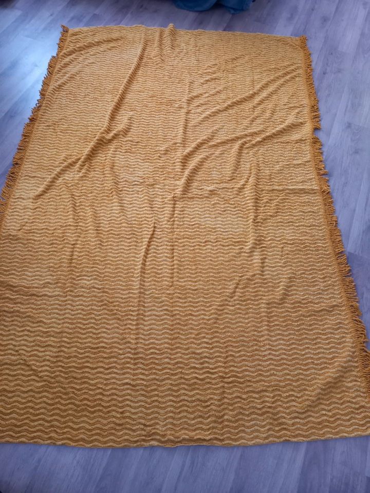 Große Decke mit Fransen Maße ca.  210 x 150 cm in Oetzen