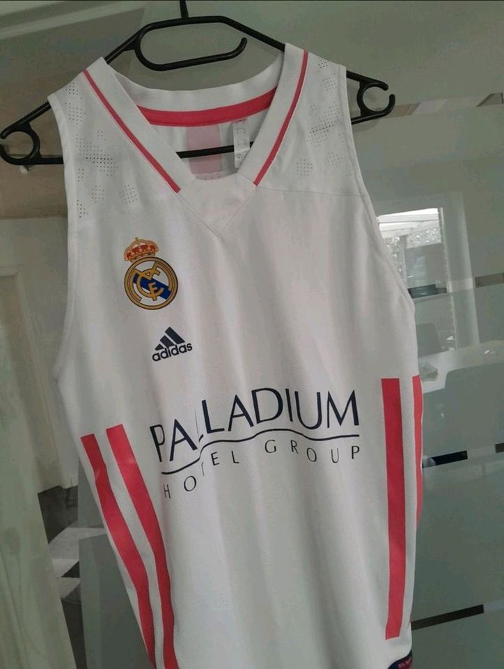 Real Madrid Basketball Trikot - Medium in Hamburg