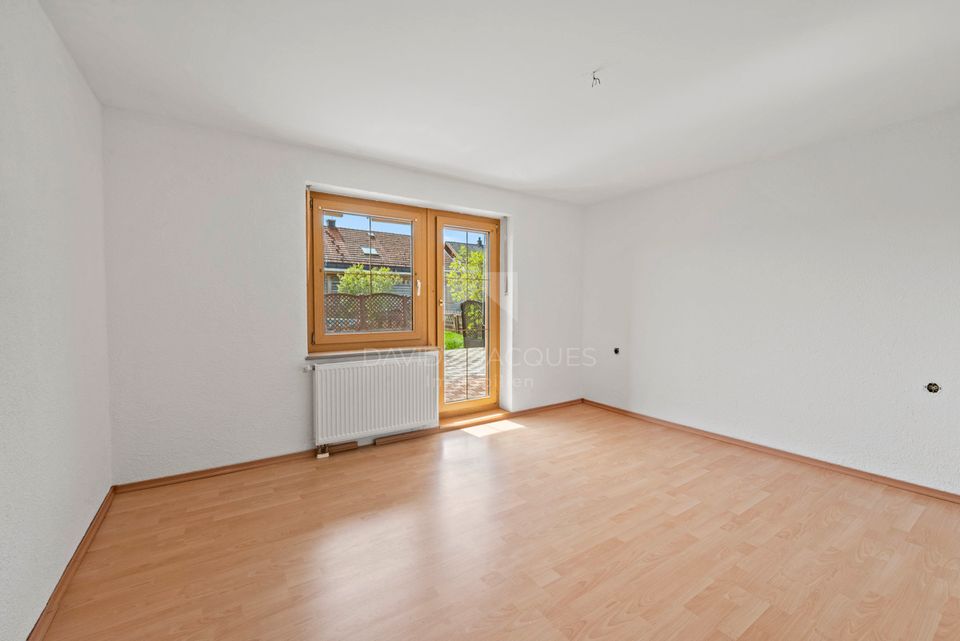 Sofort bezugsfrei: Zweifamilienhaus mit Sonnenbalkon, Terrasse und Pool in Niedertaufkirchen