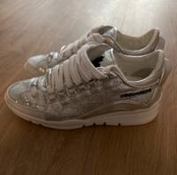 Sneaker in Silber glänzend der Marke DSQUARED2, Größe 37 Hessen - Hanau Vorschau