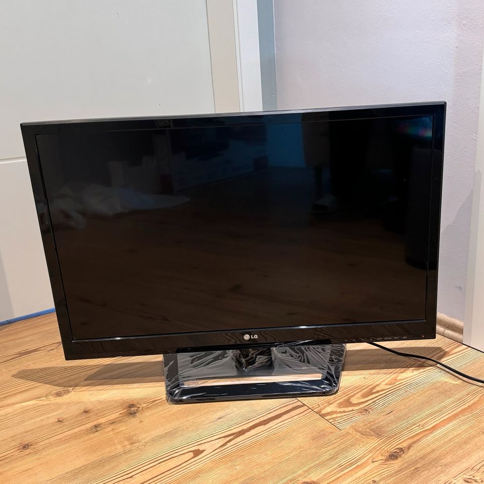 LG 32“ SmartTV LED Fernseher mit Wandhalterung in Rangsdorf