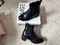 Esprit Stiefeletten NP 60€ Chelsea Boots schwarz 39 Hessen - Stadtallendorf Vorschau